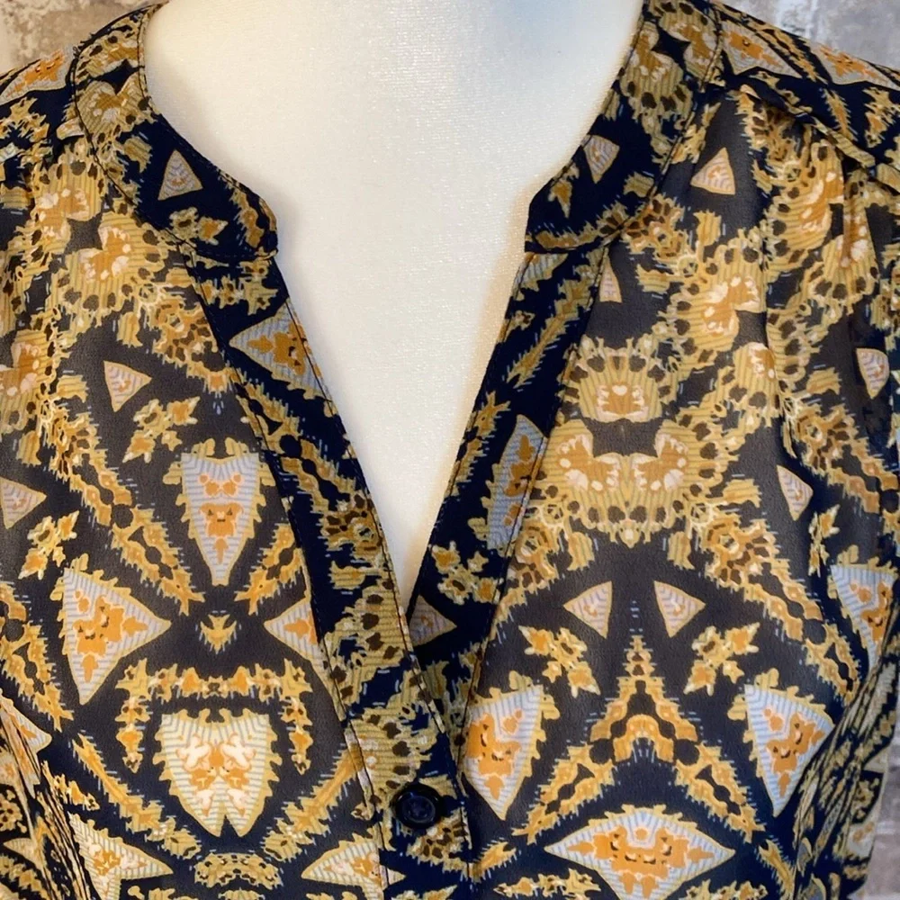 a.n.a. Sleeveless blouse. V-neck. Size L. Navy blue/mustard yellow/orange.